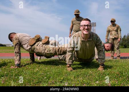 Luftwaffenstützpunkt Kadena, Okinawa, Japan. 16. Mai 2023. Senior Airman Kyle Hansen, Verteidiger der 18. Sicherheitsstaffel, macht Team-Liegestütze während einer Defenders Challenge zu Ehren der National Police Week auf dem Kadena Air Base, Japan, 16. Mai 2023. Die Herausforderung bestand aus mehreren Veranstaltungen, die die körperlichen und geistigen Grenzen der Teilnehmer verschieben und gleichzeitig Teamarbeit und Kameradschaft fördern sollten. Kredit: USA Air Force/ZUMA Press Wire Service/ZUMAPRESS.com/Alamy Live News Stockfoto