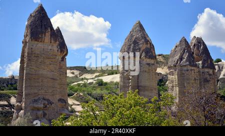 Goreme, zwischen den Felsformationen, den sogenannten Feenkamine, zwischen Tälern und Felskirchen gelegen. Zum UNESCO-Weltkulturerbe erklärt Stockfoto