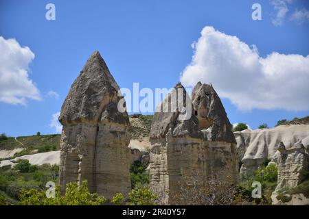 Goreme, zwischen den Felsformationen, den sogenannten Feenkamine, zwischen Tälern und Felskirchen gelegen. Zum UNESCO-Weltkulturerbe erklärt Stockfoto