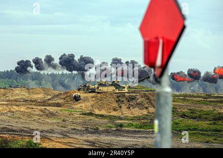 15. Mai 2023 - Nowa Deba, Polen - USA Der brutalen Kompanie zugeteilte Soldaten, 2. Bataillon, 70. Rüstungsregiment, 2. Bewaffnete Brigaden-Kampfeinheit, 1. Infanteriedivision, die die 4. Infanteriedivision unterstützt, sowie polnische, rumänische und slowenische Soldaten, die den Schwarzen Wölfen zugeteilt sind, 151. Multinationale Kampfgruppe, Teilnahme an einer kombinierten Feuerübung im Jahr Anakonda23 in Nowa Deba, Polen, am 15. Mai 2023. Anakonda23 ist Polens wichtigstes nationales Projekt, das darauf abzielt, taktische Bereitschaft auszubilden, zu integrieren und aufrechtzuerhalten und die Interoperabilität in einer gemeinsamen multinationalen Umgebung zu verbessern Stockfoto