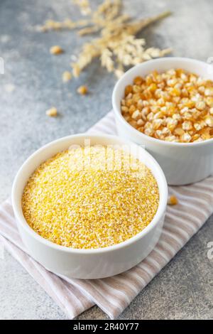 Glutenfreie Lebensmittelzutat. Grobgrieß und Samen auf grauem Steinhintergrund. Stockfoto