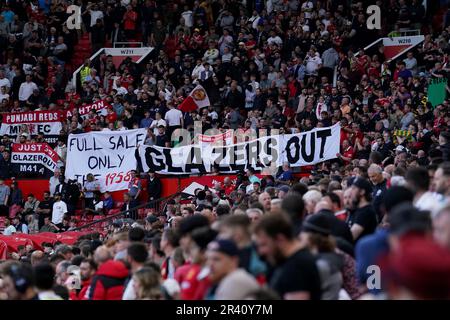 Die Fans von Manchester United halten vor dem Spiel der Premier League in Old Trafford, Manchester, Banner auf, die auf die Eigentümerschaft des Clubs abzielen. Foto: Donnerstag, 25. Mai 2023. Stockfoto