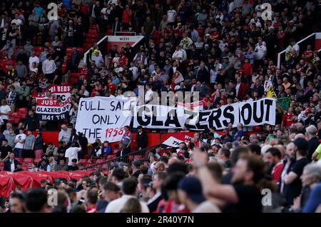 Die Fans von Manchester United halten vor dem Spiel der Premier League in Old Trafford, Manchester, Banner auf, die auf die Eigentümerschaft des Clubs abzielen. Foto: Donnerstag, 25. Mai 2023. Stockfoto