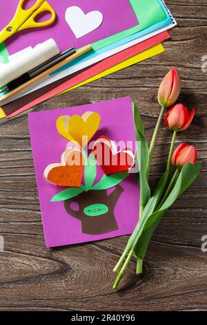 Grußkarte Muttertag mit Blumenstrauß Tulpen. Kunstprojekt für Kinder, Handwerk für Kinder. Handgefertigt. Basteln für Kinder. Stockfoto