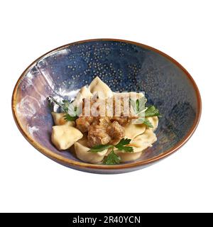 Teigtaschen, gefüllt mit Kartoffeln. Varenyky, Vareniki, Pierogi, Pyrohy - Teigtaschen mit Füllung, isoliert auf weiß. Foto für das Menü Stockfoto