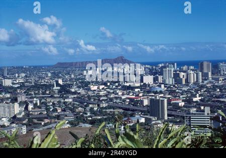 Waikiki, Honolulu, Hawaii, USA - August 1970: Blick vom Tantalus Lookout über die Stadt Süd-Honolulu nach Waikiki und Diamond Head, klassisch Stockfoto