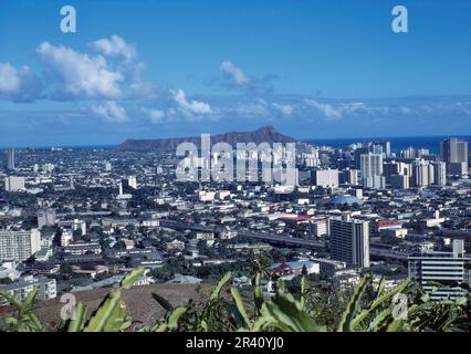 Waikiki, Honolulu, Hawaii, USA - August 1970: Blick vom Tantalus Lookout über die Stadt Süd-Honolulu nach Waikiki und Diamond Head, klassisch Stockfoto