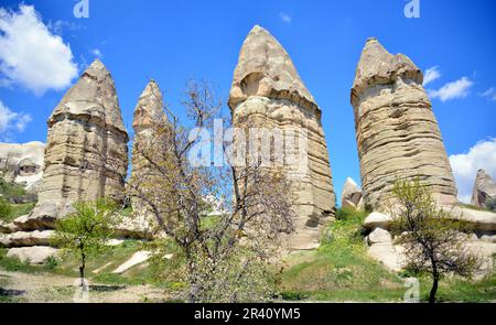 Goreme, zwischen den Felsformationen, den sogenannten Feenkamine, zwischen Tälern und Felskirchen gelegen. Zum UNESCO-Weltkulturerbe erklärt Stockfoto