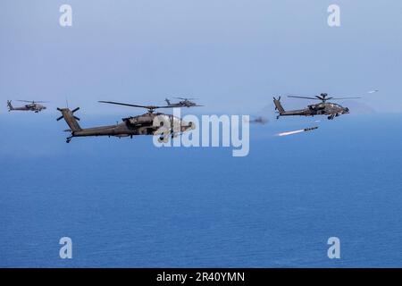 12. Mai 2023 - Griechenland - Army Apache Longbow Hubschrauber zugewiesen zum 1. Bataillon, 3. Luftfahrtregiment, 12. Kampfluftfahrt Brigade Feuer 15 Luft-Boden 114R Hellfire II Raketen im Karavia Range Complex, Griechenland, 12. Mai 2023. Fünf AH-64D- und AH-64A-Apache-Helikopter der Hellenischen Streitkräfte nahmen an der Feuerübung Teil und demonstrierten die Fähigkeit, als Teil eines multinationalen Teams Massenfeuer mit Präzision durchzuführen. Die Übung bot die Gelegenheit, die Einsatzbereitschaft in der gesamten Truppe zu verbessern und die Interoperabilität mit den Partnern der Gastländer zu verbessern. (Kreditbild: © USA Army/ZUMA Press Wire SE Stockfoto