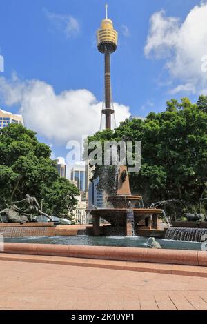 648 der Archibald Memorial Fountain im Hyde Park mit dem Tower Eye im Hintergrund. Sydney-Australien. Stockfoto