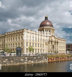 Das abgeschlossene Humboldt-Forum in Berlin mit den letzten Arbeiten auf dem Fußweg auf der Westseite Stockfoto