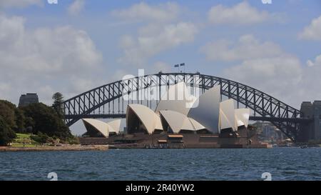 663 Aussicht vom SE-Yurong-Tor im königlichen Botanischen Garten auf das Opernhaus, eingerahmt von der Hafenbrücke. Sydney-Australien. Stockfoto