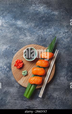 Sashimi Sushi auf Holzbrett. Stein Hintergrund. Ansicht von oben Stockfoto