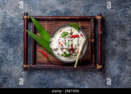 Thai Chicken mushroom Kokosmilch Suppe Tom Kha Gai in der Schüssel mit thailändischen Gewürzen. Stockfoto