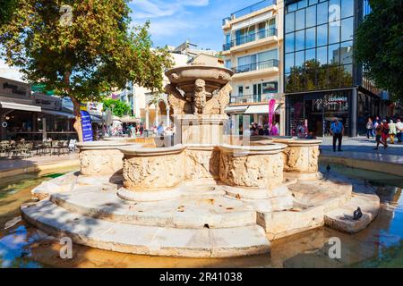 Heraklion, Griechenland - 13. Oktober 2021: Morosini-Brunnen am Löwenplatz im Stadtzentrum von Heraklion auf Kreta in Griechenland Stockfoto