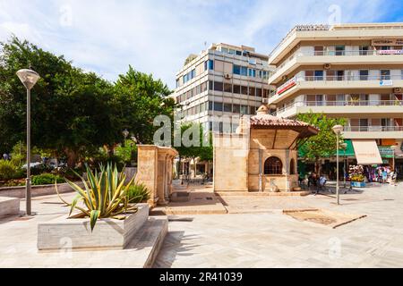 Heraklion, Griechenland - 13. Oktober 2021: Der alte venezianische Bembo-Brunnen und das türkische SEBIL am Kornarou-Platz in Heraklion auf Kreta, Gree Stockfoto
