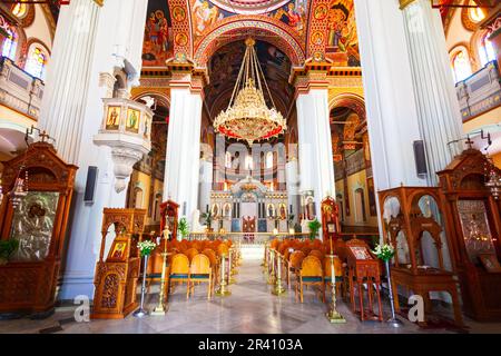 Heraklion, Griechenland - 13. Oktober 2021: Das Innere der Kathedrale Agios Minas ist eine griechisch-orthodoxe Kirche in Heraklion auf Kreta, Griechenland Stockfoto