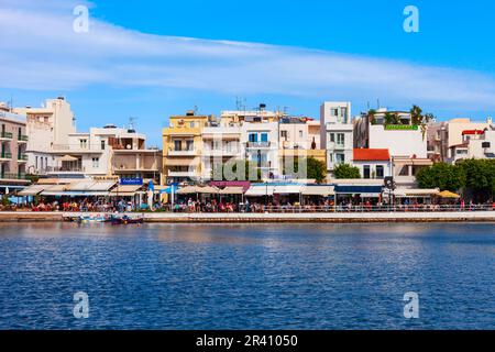 Agios Nikolaos, Griechenland - 25. Oktober 2021: Panoramablick auf den Hafen von Agios Nikolaos. Agios, Hagios oder Aghios Nikolas ist eine Küstenstadt auf der Insel Kreta Stockfoto