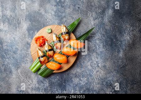 Sashimi Sushi auf Holzbrett. Stein Hintergrund. Ansicht von oben Stockfoto
