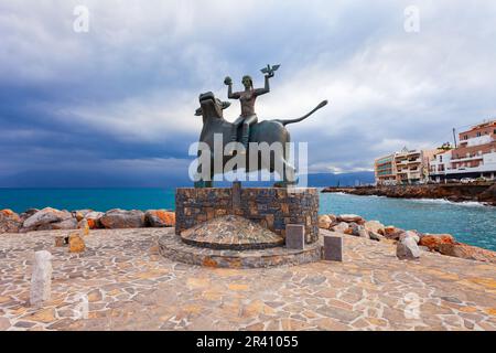 Agios Nikolaos, Griechenland - 25. Oktober 2021: Die Skulptur "die Entführung Europas" in Agios Nikolaos. Agios, Hagios oder Aghios Nikolas ist eine Küstenstadt auf der Stockfoto