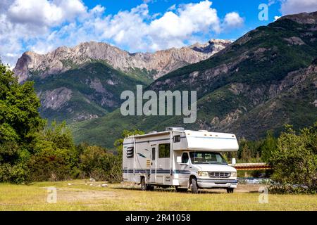 Reisemobil in der chilenischen Anden argentinische Berg. Familie Reise Reise Urlaub auf Camping RV in den Anden. Stockfoto