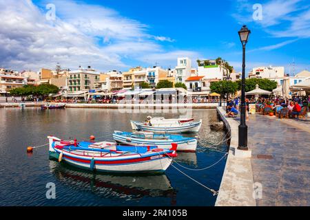 Agios Nikolaos, Griechenland - 25. Oktober 2021: Agios Nikolaos Hafen aus der Vogelperspektive. Agios, Hagios oder Aghios Nicholas ist eine Küstenstadt auf der Insel Stockfoto