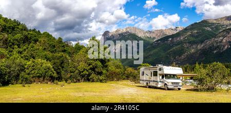 Reisemobil in der chilenischen Anden argentinische Berg. Familie Reise Reise Urlaub auf Camping RV in den Anden. Stockfoto