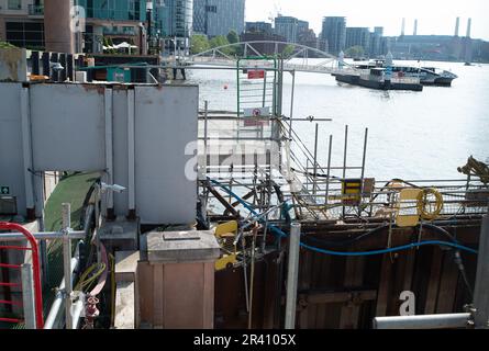 Vauxhall, London, Großbritannien. 22. Mai 2023. Die Bauarbeiten auf dem Tideway, der sogenannten Super-Kanalisation auf der Themse in Vauxhall, werden fortgesetzt. Das £4,2 Milliarden Dollar schwere Projekt erstreckt sich über 15 Meilen entlang der Themse in London. Der Thames Tideway Tunnel wird zur Verarbeitung von rund 55million Tonnen „überlaufendem“ rohem Abwasser beitragen und soll 2025 fertiggestellt werden. Kredit: Maureen McLean/Alamy Stockfoto