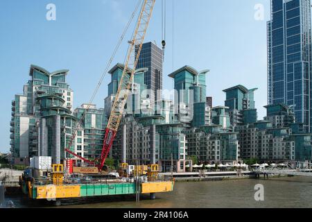 Vauxhall, London, Großbritannien. 22. Mai 2023. Die Bauarbeiten auf dem Tideway, der sogenannten Super-Kanalisation auf der Themse in Vauxhall, werden fortgesetzt. Das £4,2 Milliarden Dollar schwere Projekt erstreckt sich über 15 Meilen entlang der Themse in London. Der Thames Tideway Tunnel wird zur Verarbeitung von rund 55million Tonnen „überlaufendem“ rohem Abwasser beitragen und soll 2025 fertiggestellt werden. Kredit: Maureen McLean/Alamy Stockfoto