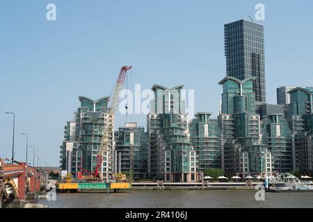 Vauxhall, London, Großbritannien. 22. Mai 2023. Die Bauarbeiten auf dem Tideway, der sogenannten Super-Kanalisation auf der Themse in Vauxhall, werden fortgesetzt. Das £4,2 Milliarden Dollar schwere Projekt erstreckt sich über 15 Meilen entlang der Themse in London. Der Thames Tideway Tunnel wird zur Verarbeitung von rund 55million Tonnen „überlaufendem“ rohem Abwasser beitragen und soll 2025 fertiggestellt werden. Kredit: Maureen McLean/Alamy Stockfoto