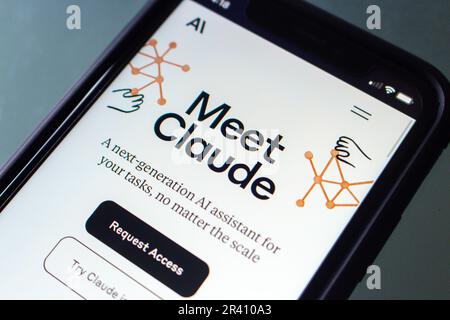 Website von Claude auf einem iPhone-Bildschirm. Claude AI ist ein ChatGPT-ähnlicher KI-Chatbot-Assistent der nächsten Generation, der vom KI-gesteuerten Startup Anthropic produziert wird. Stockfoto