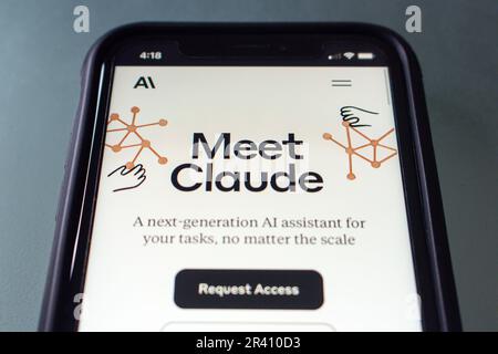 Website von Claude auf einem iPhone-Bildschirm. Claude AI ist ein ChatGPT-ähnlicher KI-Chatbot-Assistent der nächsten Generation, der vom KI-gesteuerten Startup Anthropic produziert wird. Stockfoto