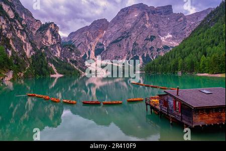 Lago Di Braies See in den Bergen Italien, Pragser Wildsee in Südtirol Italienische Alpen Dolomiten Stockfoto