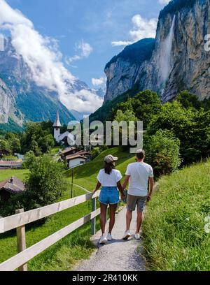 Paare besuchen das Lauterbrunnen-Tal mit Wasserfall und Schweizer Alpen im Hintergrund Schweiz Stockfoto