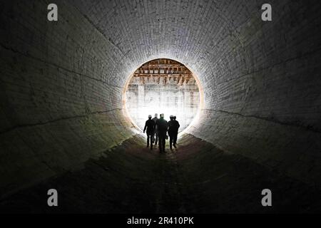 Mount Morris, New York, USA. 16. Mai 2023. USA Das Armeekorps der Ingenieure im Buffalo District inspiziert den Mount Morris Dam am am 16. Mai 2023 in Mount Morris, New York. Im Rahmen des Dam Safety Program übernimmt USACE die Aufsicht über seine Dämme und arbeitet daran, sicherzustellen, dass sie sicher und zuverlässig bleiben und in der Lage sind, die beabsichtigten Vorteile zu erbringen. Darüber hinaus werden die nächsten Wartungszyklen sowie die langfristige Planung und Reinvestition von Steuergeldern untersucht. Kredit: USA Army/ZUMA Press Wire Service/ZUMAPRESS.com/Alamy Live News Stockfoto