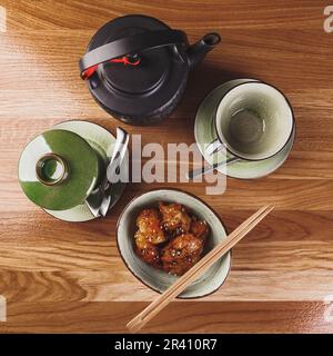Set mit verschiedenen asiatischen Gerichten. Chinesische, koreanische, japanische Küche. Suppen, Teigtaschen, Nudeln, Reis und Desserts. Stockfoto