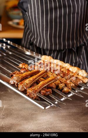 Shish Kebab oder Kebab: Stücke Rind, Schwein oder Huhn auf Spießen, die vom Koch auf dem Grill zubereitet werden. Traditionell dis Stockfoto