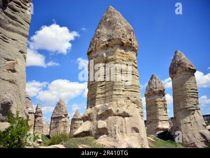 Goreme, zwischen den Felsformationen, den sogenannten Feenkamine, zwischen Tälern und Felskirchen gelegen. Zum UNESCO-Weltkulturerbe erklärt Stockfoto