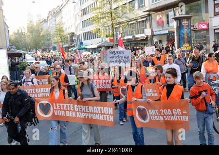 München, Deutschland. 25. Mai 2023. Die Teilnehmer gehen während des protestmarsches der Letzten Generation und anderer Klimaschutzgruppen nach dem Angriff auf Mitglieder der Klimaschutzgruppe in München die Straße „Tal“ entlang. Kredit: Daniel Löb/dpa/Alamy Live News Stockfoto