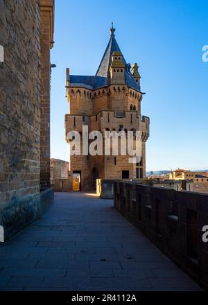 Panoramablick auf mittelalterliche Fassaden und Türme in Olite, Navarre Stockfoto