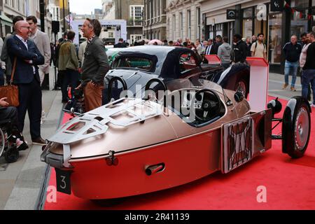 London, Großbritannien. 25. Mai 2023 Concours on Savile Row ist ein einzigartiges Ereignis, das Besucher in die berühmte Schneiderstraße zieht, wo 40 Autos von Herstellern und privaten Sammlern ausgestellt wurden. In den Schneidereien entlang der Savile Row finden an den zwei Tagen neben den Partnerherstellern eine Reihe von Vorträgen, Verkostungen und Aktivierungen statt. Kredit: Waldemar Sikora/Alamy Live News Stockfoto