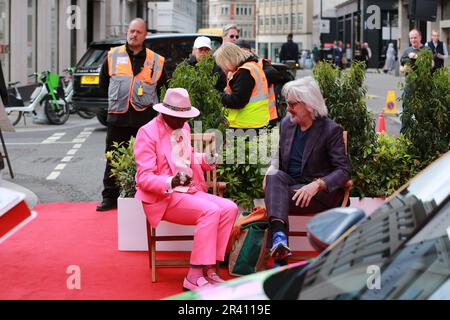 London, Großbritannien. 25. Mai 2023 Concours on Savile Row ist ein einzigartiges Ereignis, das Besucher in die berühmte Schneiderstraße zieht, wo 40 Autos von Herstellern und privaten Sammlern ausgestellt wurden. In den Schneidereien entlang der Savile Row finden an den zwei Tagen neben den Partnerherstellern eine Reihe von Vorträgen, Verkostungen und Aktivierungen statt. Kredit: Waldemar Sikora/Alamy Live News Stockfoto