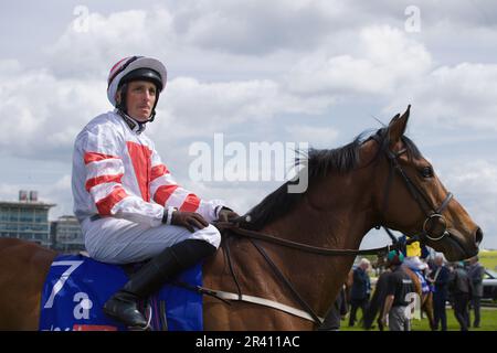 Jockey Duan Fentiman auf Dark Jedi bei York Races. Stockfoto