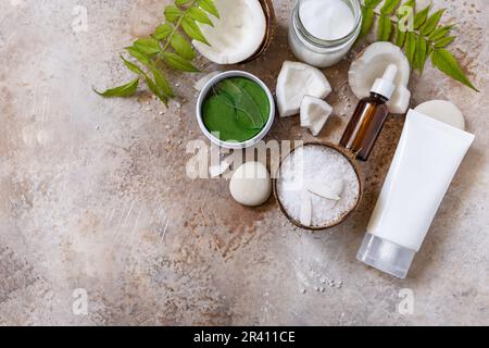 Natürliche organische Kosmetik mit Kokosnussbutter für Körperpflege, Spa-Behandlung. Fermentierte Schönheitspflege - Kokosnussöl, Badesalz, Kosmos Stockfoto