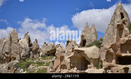 Goreme, zwischen den Felsformationen, den sogenannten Feenkamine, zwischen Tälern und Felskirchen gelegen. Zum UNESCO-Weltkulturerbe erklärt Stockfoto