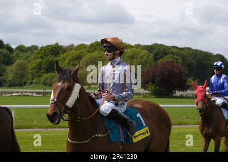 Jockey Daniel Tudhope auf Summerghand bei York Races. Stockfoto