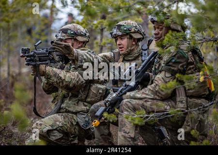 4. Mai 2023 – Niinisalo, Finnland – USA Soldaten des 1. Bataillons, 8. Kavallerie-Regiment, 2. Panzerbrigade-Kampfteam, 1. Kavallerie-Division, die die 4. Infanterie-Division unterstützt, scannen nach simulierten Gegenkräften während Übung Arrow 23 in Niinisalo, Finnland, 4. Mai 2023. Exercise Arrow ist eine jährliche multinationale Übung, an der Streitkräfte aus den USA, Großbritannien, Lettland, Litauen und Estland teilnehmen, die mit den finnischen Streitkräften in hochintensiven Truppeneinsätzen und Live-Fire-Übungen trainieren, um die militärische Bereitschaft zu erhöhen und die Interoperabilität zwischen den Parteien zu fördern Stockfoto