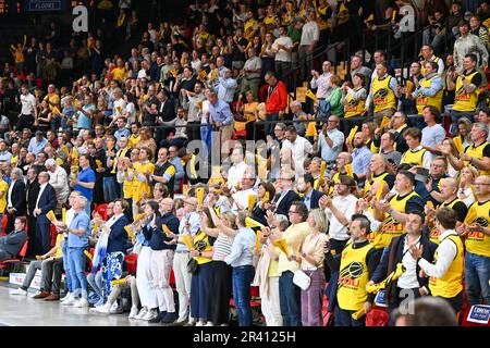 Fans und Fans von Oostende , die während eines Basketballspiels zwischen dem belgischen BC Filou Oostende und den Telenet-Antwerpen-Riesen am zweiten Spieltag des Champions Play-off am dienstag , den 23 . Mai 2023 , im Versluys Dome in Oostende , Belgien , zu sehen waren . PHOTO SPORTPIX | DAVID CATRY Stockfoto