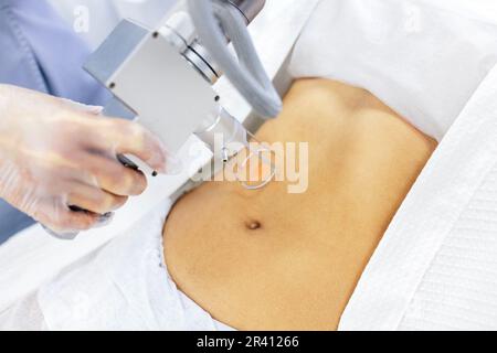 Extreme Nahaufnahme der Hand des Arztes oder Kosmetikers in durchsichtigen Handschuhen, Teil des Apparates Stockfoto