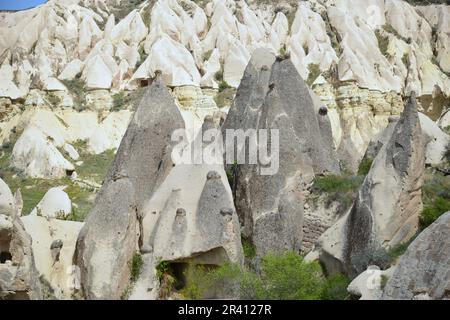 Goreme, zwischen den Felsformationen, den sogenannten Feenkamine, zwischen Tälern und Felskirchen gelegen. Zum UNESCO-Weltkulturerbe erklärt Stockfoto